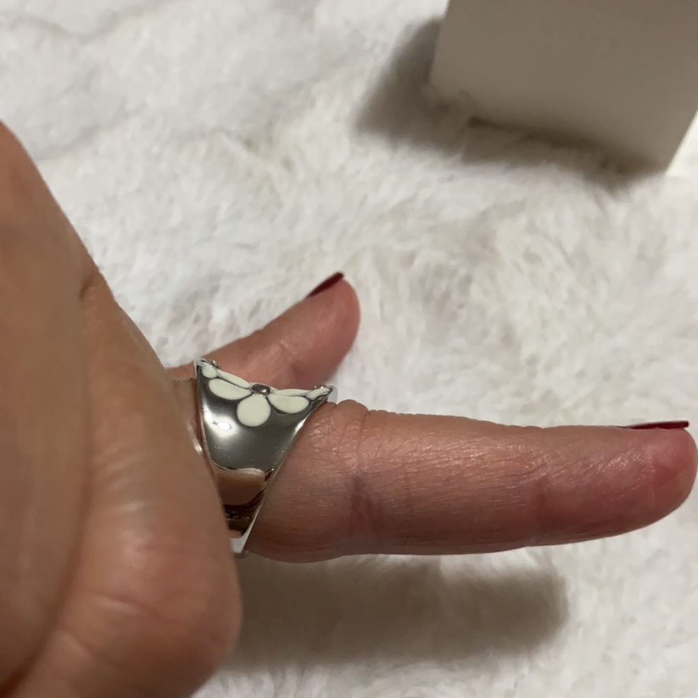 Roxi Daisy ring 🆕 flowers - Picture 11 of 13
